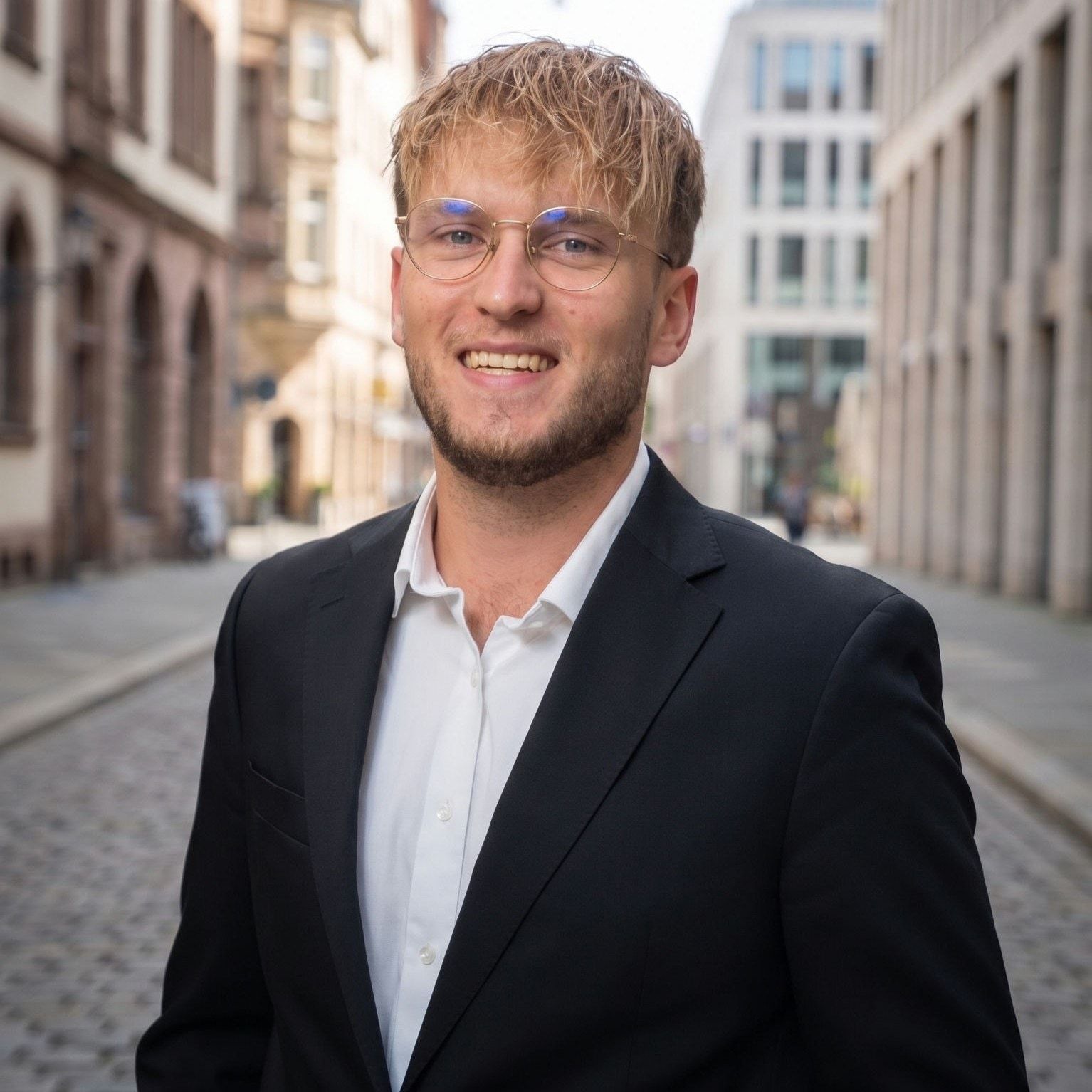 Felix Stassen, Porträtaufnahme in einer Innenstadtstraße